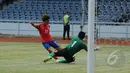 Bek Korea Selatan U-23, Moon Changjin (kiri) mencoba mengecoh kiper Brunei Darussalam saat laga kualifikasi grup H Piala Asia 2016 di Stadion GBK, Jakarta, (27/3/2015). Korea Selatan unggul 5-0 atas Brunei Darussalam. (Liputan6.com/Helmi Fithriansyah)
