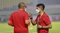 Pelatih Persija Jakarta, Sudirman (kiri) berbincang dengan Bambang Pamungkas usai menjuarai Piala Menpora 2021 di Stadion Manahan, Solo, Minggu (25/4/2021). (Bola.com/M Iqbal Ichsan)