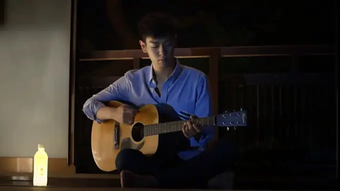 Demi Pacar, T.O.P BigBang Nyanyi Lagu Sambil Main Gitar