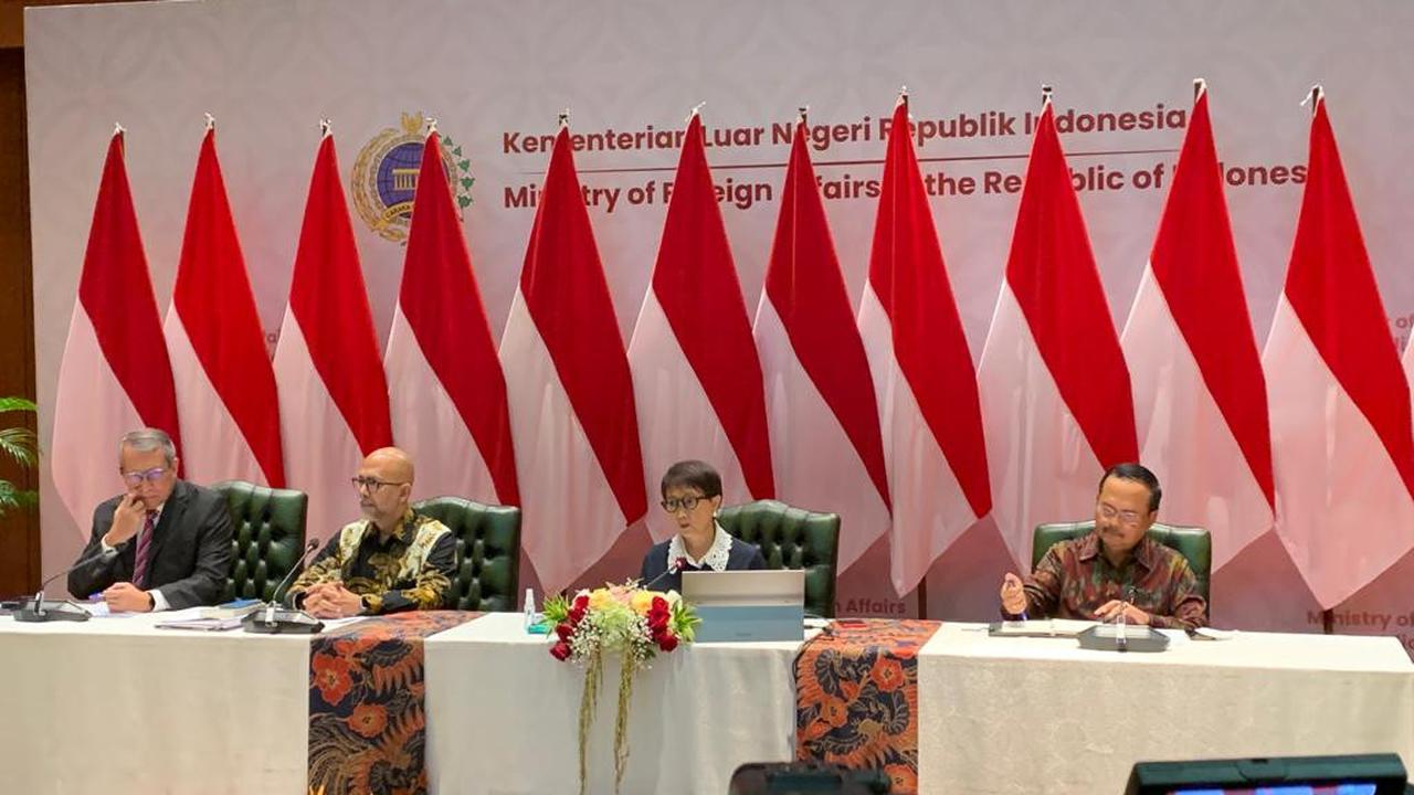 Press briefing Kementerian Luar Negeri oleh Menteri Luar Negeri Retno Marsudi, Duta Besar Arto, Duta  Besar Triansyah Djani, dan Duta Besar Ngurah Swajaya pada Rabu (5/4/2023).