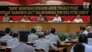 Kapolri Jenderal Tito Karnavian bersama beberapa kementerian menggelar rapat koordinasi kesiapan akhir tingkat pusat 'Operasi Ramadaniya 2017' di Mabes Polri, Senin (12/6). Rapat dalam rangka pengamanan mudik Lebaran 2017 (Liputan6.com/Faizal Fanani)