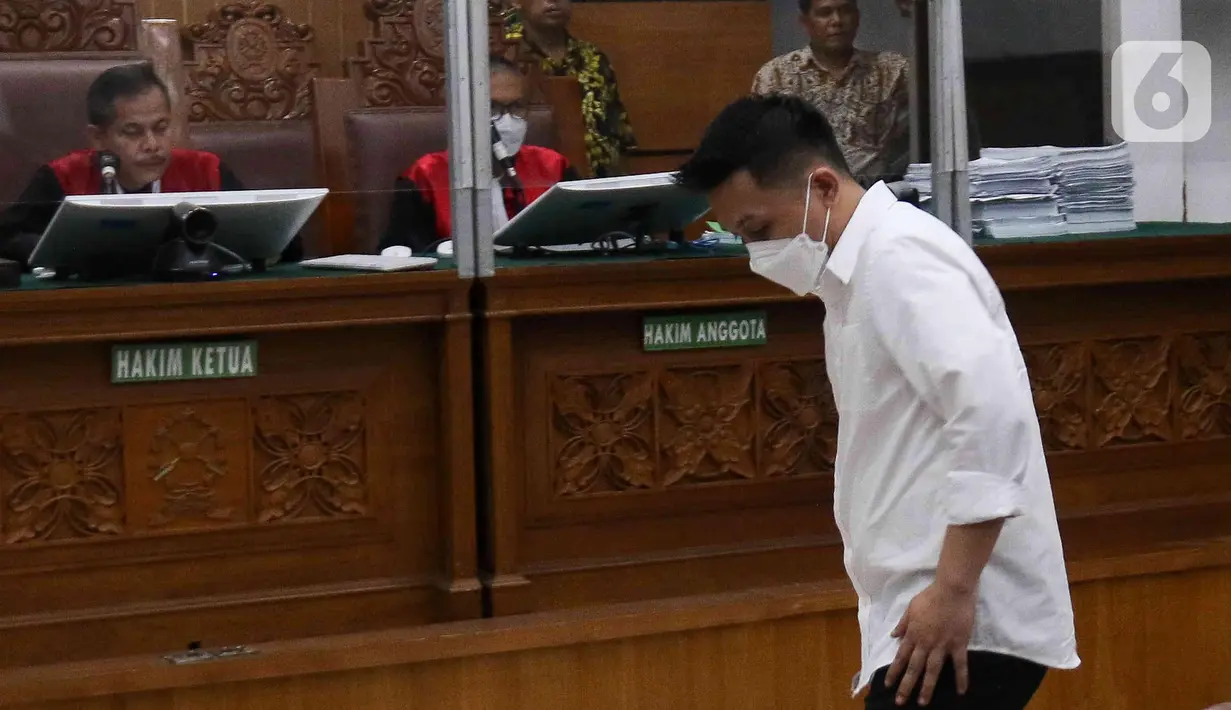 Terdakwa perintangan proses penyidikan terkait pengusutan kasus pembunuhan berencana terhadap Nofriansyah Yosua Hutabarat atau Brigadir J, Chuck Putranto sesaat mengikuti sidang pembacaan vonis oleh Majelis Hakim Pengadilan Negeri (PN) Jakarta Selatan, Jumat (24/2/2023). Majelis Hakim menilai, Chuck Putranto terbukti secara sah dan meyakinkan bersalah serta dijatuhi hukuman satu tahun penjara, denda Rp 10 juta subsider tiga bulan penjara. (Liputan6.com/Herman Zakharia)