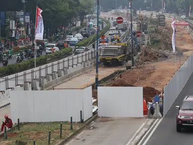 Kendaraan melintas di samping pembangunan proyek light rail transit (LRT) Cawang-Dukuh Atas di Jalan Rasuna Said, Kuningan, Jakarta, Rabu (9/8). Proyek sepanjang 10,5 km tersebut ditargetkan rampung pada Desember 2018. (Liputan6.com/Immanuel Antonius)