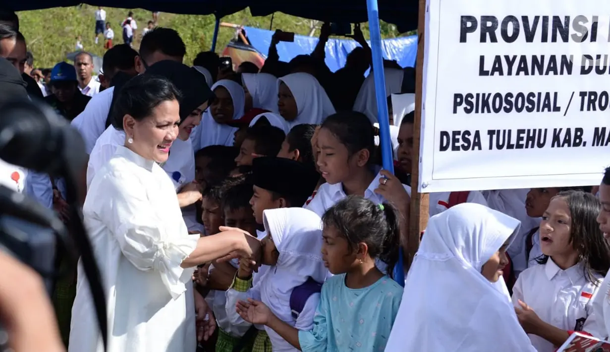 Ibu Negara Iriana Joko Widodo menyapa anak-anak pengungsi korban gempa di Universitas Darussalam, Kecamatan Tulehu, Kabupaten Maluku Tengah (29/10/2019). (Liputan6.com/Biro Pers)