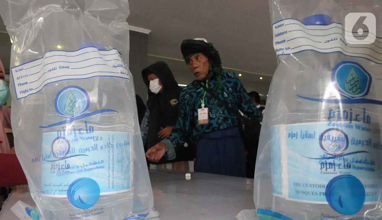 Untuk air zamzam pada tahun ini para jemaah memperoleh 10 liter air zamzam. Setibanya di asrama haji debarkasi (Asrama Haji Pondok Gede) menerima 5 liter air zamzam. (merdeka.com/imam buhori)