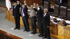 Komjen Pol Badrodin Haiti bersama para pimpinan DPR RI usai Sidang Paripurna penetapan Komjen Pol Badrodin Haiti sebagai Kapolri, Jakarta, Kamis (16/4/2015). (Liputan6.com/Helmi Afandi) 