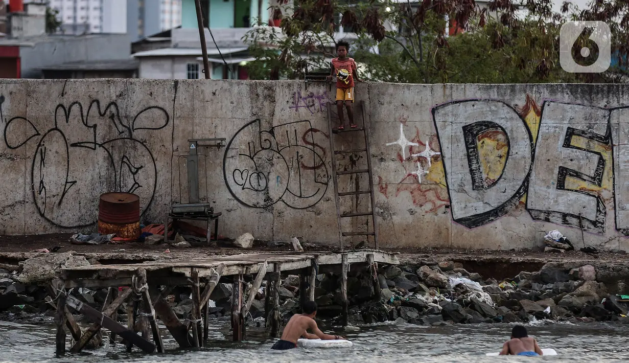 Anak-anak bermain mengisi sore di pelabuhan sunda kelapa, Jakarta, Kamis (12/8/2021). Kegiatan bermain dipinggir dan berenang air laut ini merupakan bagian dari keseharian mereka mengisi waktu kosong diluar jam sekolah. (Liputan6.com/Johan Tallo)