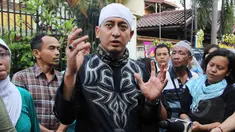 Ustad Zaki Mirza menceritakan tentang kebaikan almarhum Olga yang belum diketahui publik. Menurut Ustad Zaki, Olga pernah membantu pengobatan orang yang kurang mampu sebesar Rp. 85 juta. Foto diambil pada Sabtu (28/3/2015). (Liputan6.com/Helmi Afandi)