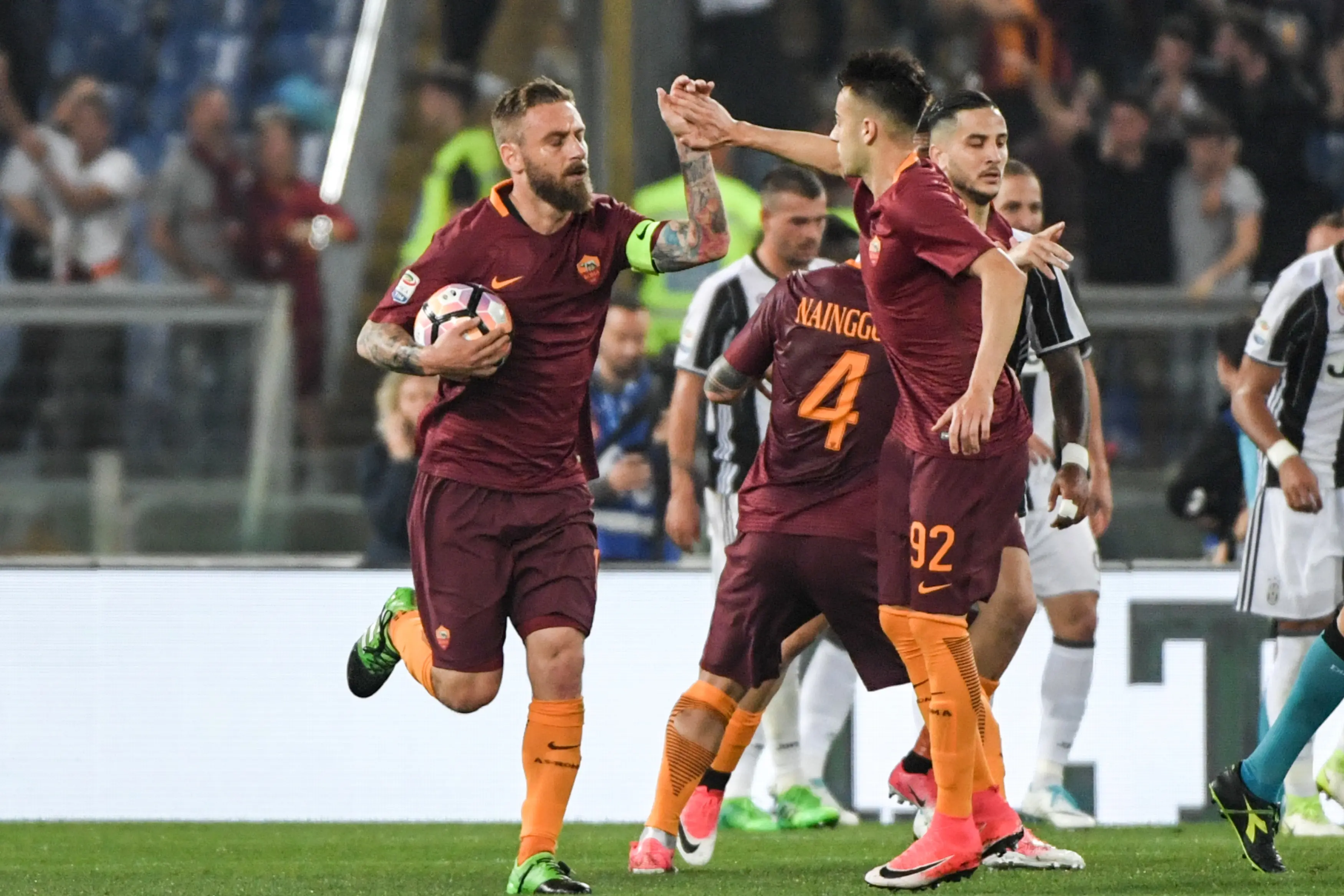 Daniele De Rossi langsung memungut bola usai mencetak gol penyeimbang buat AS Roma ke gawang Juventus. (Andreas SOLARO / AFP)