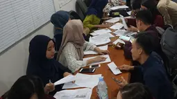Suasana saat warga mengurus surat pindah tempat memilih atau Formulir A5 Pemilu 2019 di Kantor KPUD Jakarta Selatan, Jakarta, Rabu (10/4). Hari ini merupakan batas akhir pembuatan Formulir A5. (Liputan6.com/Herman Zakharia)