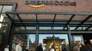 Pelanggan mengantre masuk ke toko buku baru di University Village di Seattle, Washington, Selasa (3/11). Setelah 20 tahun mejual buku secara online, akhirnya Amazon membuka toko buku fisik pertamanya yang bernama Amazon Books. (AFP Photo/Jason Redmond)