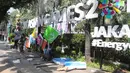 Pekerja memasang neon box Asian Games di depan Balai Kota DKI Jakarta, Jumat (6/7). Pemasangan neon box tersebut untuk mensosialisasikan pelaksanaan Asian Games 2018. (Liputan6.com/Arya Manggala)