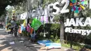 Pekerja memasang neon box Asian Games di depan Balai Kota DKI Jakarta, Jumat (6/7). Pemasangan neon box tersebut untuk mensosialisasikan pelaksanaan Asian Games 2018. (Liputan6.com/Arya Manggala)