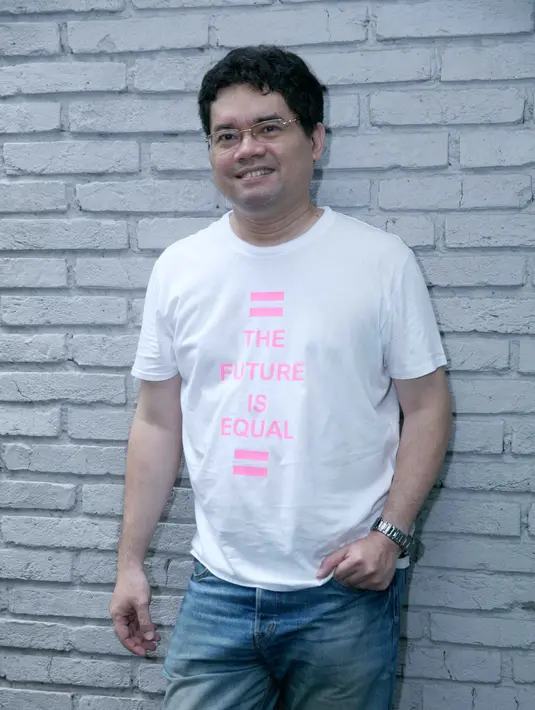 "Banyak orang yang mencela saya, bilang saya ini itu, tapi yang benar, saya itu pemecah belah bangsa, karena ada yang pro dan kontra," guraunya. "Yang benar-benar pemersatu bangsa itu ya dia (sambil menyebut nama seseorang), semuanya kontra," ujarnya.