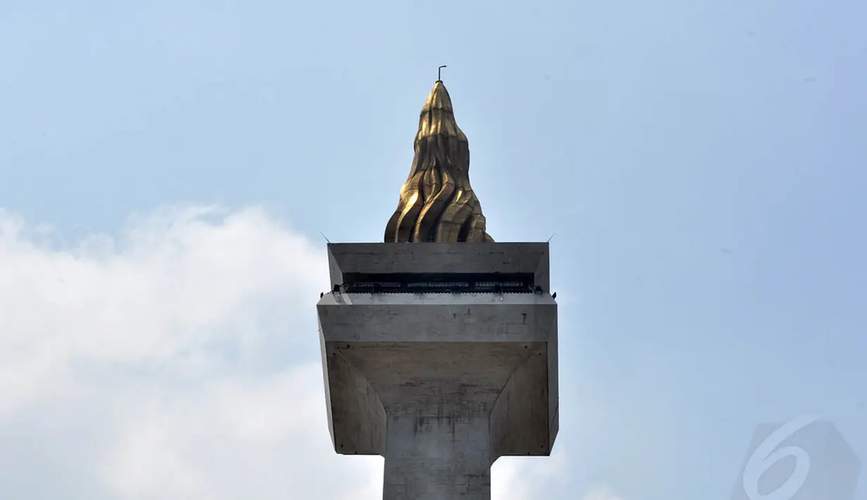 Warna lapisan emas 22 karat di lidah api Monas kini memudar disebabkan polusi asap kendaraan bermotor, Jakarta, Sabtu (25/10/14). (Liputan6.com/Miftahul Hayat)