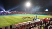 Via Vallen dan Jamrud menghibur penonton pada pembukaan BRI Liga 1 2022/2023 yang digelar di Stadion Kapten I Wayan Dipta, Sabtu (27/7/2022). (Bola.com/Zuflridaus Harahap)