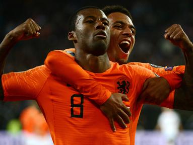 Gelandang Belanda, Georginio Wijnaldum, merayakan gol yang dicetaknya ke gawang Jerman pada laga Kualifikasi Piala Dunia 2022 di Hamburg, Jumat (6/9). Jerman kalah 2-4 dari Belanda. (AFP/Patrik Stollarz)