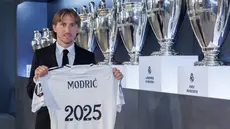 Dalam laporan mereka, Real Madrid tidak menyebutkan apakah ada klausul perpanjangan kontrak sang gelandang. (FOTO: instagram.com/lukamodric10/)