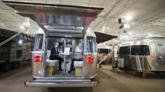 Pengunjung melihat interior trailer wisata Airstream dalam Pameran Kamping dan Kendaraan Rekreasi Musim Semi Toronto (Toronto Spring Camping & RV Show) 2020 di Toronto, Kanada (27/2/2020). (Xinhua/Zou Zheng)