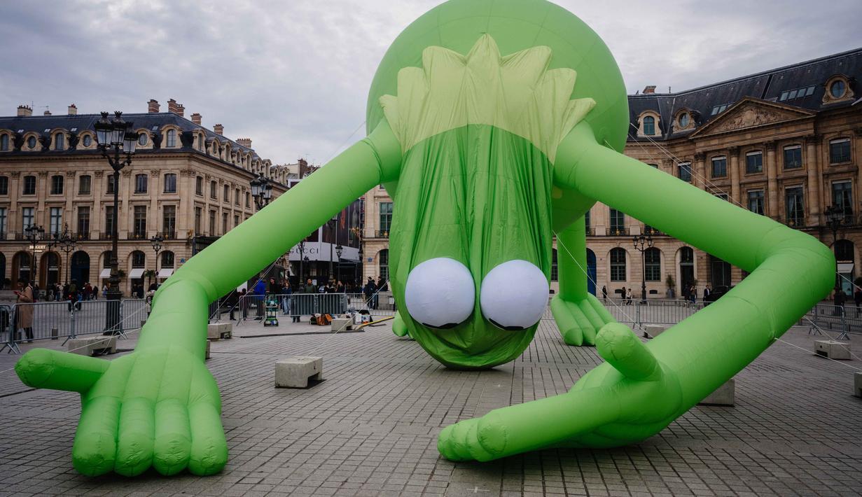 Foto ini menunjukkan pemasangan karya dari seniman Venezuela-AS Alex Da Corte berjudul “Kermit the Frog, Even” di Place Vendome, Paris, Prancis pada 19 Oktober 2025, menjelang pembukaan resmi pasar seni kontemporer dan modern Art Basel. (Dimitar DILKOFF/AFP)