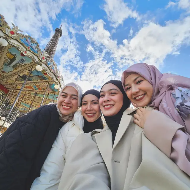 8 Potret Seru Natasha Rizki, Ratna Galih, Nina Zatulini dan Dian Ayu Liburan di Eropa