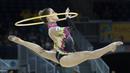Pesenam Brasil, Natalia Azevedo Gaudio, sedang beraksi di nomor senam ritmik Pan American Games di Toronto, Kanada. (17/7/2015). (AFP PHOTO/KEVIN VAN PAASSEN)