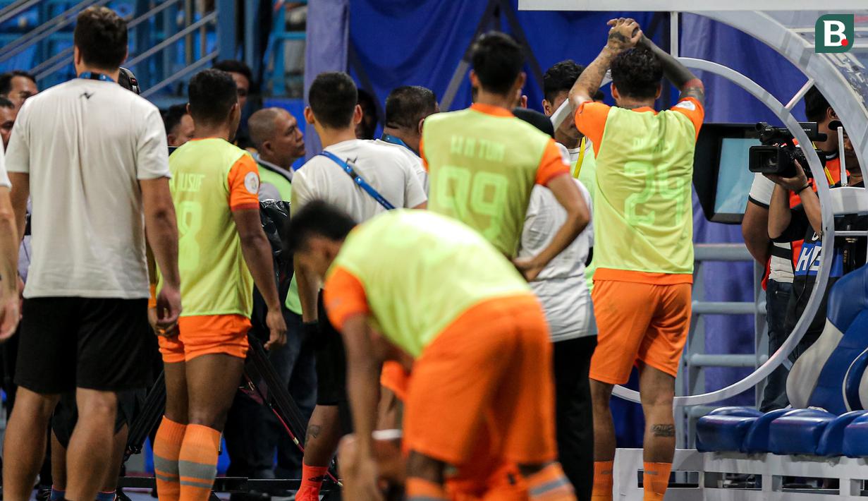 Sejumlah pemain Borneo FC melihat wasit yang sedang meninjau monitor VAR saat pertandingan leg kedua semifinal championship series BRI Liga 1 2023/2024 antara Boreno FC melawan Madura United di Stadion Batakan, Balikpapan, Kalimantan, Minggu (19/05/2024). (Bola.com/Bagaskara Lazuardi)