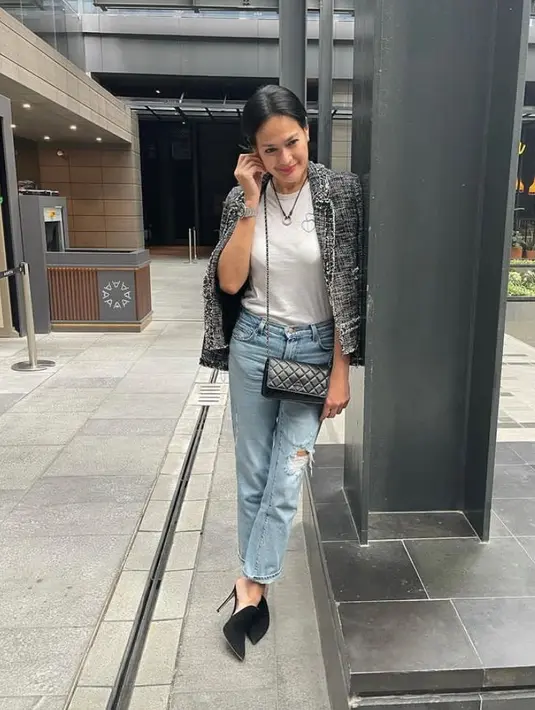 Tampil kasual, Donna tampak kecenderungan padu padan tweed blazer, t-shirt dan celana jeans. (Instagram/donnaharunofficial).