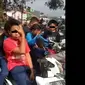 Enam bocah di bawah umur menangis setelah terciduk kepolisian lalu lintas Kuningan saat mengendarai sepeda motor tanpa surat dan helm. (Instagram @polantasindonesia)