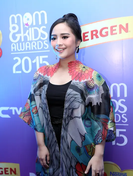 Setiap wanita pasti memakai make up untuk mengoptimalkan penampilannya di setiap kesempatan. Tak terkecuali bagi Gita Gutawa. Namun untuk seharii-hari ia lebih memilih memakai yang simpel sebatas ‘eyeliner’ dan bedak. (Andy Masela/Bintang.com)