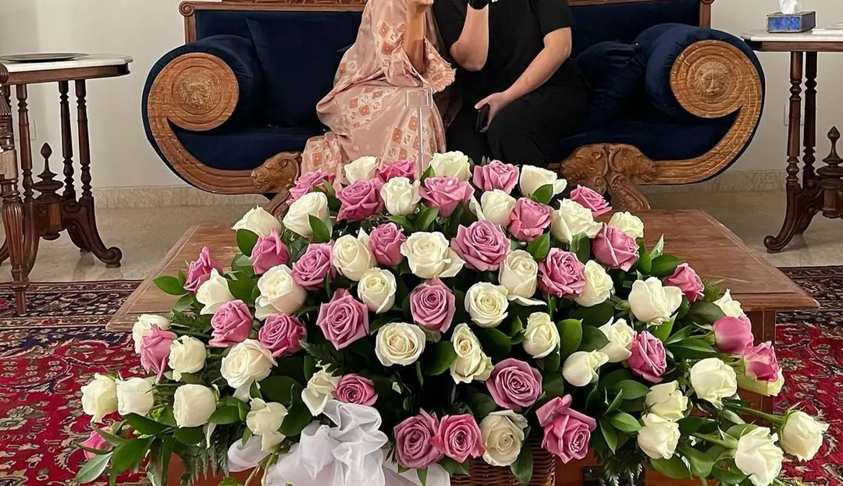 Pernikahan dilangsungkan sederhana dan intim, dengan dihadiri sejumlah kerabat dan keluarga. (Sumber: Instagram/oliviazallianty)