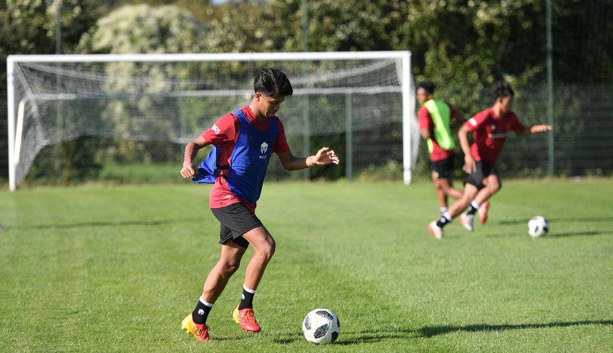 Pemain Timnas Indonesia U-17 melakukan pemanasan dengan mengontrol bola dalam latihan perdana di Borussia-Park Training Ground, Jerman, Selasa (19/9/2023). Skuat Garuda Asia mendapatkan tempat pemusatan latihan yang representatif dengan empat lapangan yang bisa digunakan untuk pagi dan sore. (Dok. PSSI)