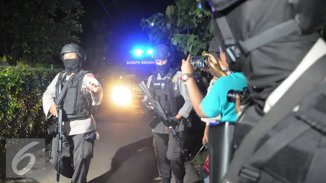 20161221- Tiga Ambulan Angkut Jenazah Terduga Teroris Tangsel-Helmi Afandi