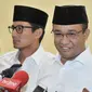 Pasangan cagub dan cawagub no urut 3, Anies Baswedan dan Sandiaga Uno memberikan keterangan kepada awak media usai bertemu dengan petinggi PKS di kantor DPP PKS di Jalan TB Simatupang, Jakarta, Senin (6/3). (Liputan6.com/Yoppy Renato)