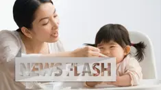 Proses makan yang dipaksakan bisa berdampak traumatik pada anak. Jika di usia lewat dari satu tahun si Kecil sulit makan, bisa jadi itu bentuk dari trauma yang mereka rasakan. Terlebih memasuki usia-usia si Kecil mendapat suapan pertama dari ibu.