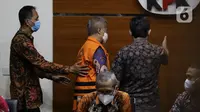 Hakim Agung, Sudrajad Dimyati (rompi oranye) saat dihadirkan saat rilis penetapan penahanan di Gedung KPK Jakarta, Jumat (23/9/2022). Hakim Agung Sudrajad Dimyati ditahan KPK usai menjalani pemeriksaan sebagai tersangka terkait penanganan perkara di Mahkamah Agung (MA). (Liputan6.com/Helmi Fithriansyah)