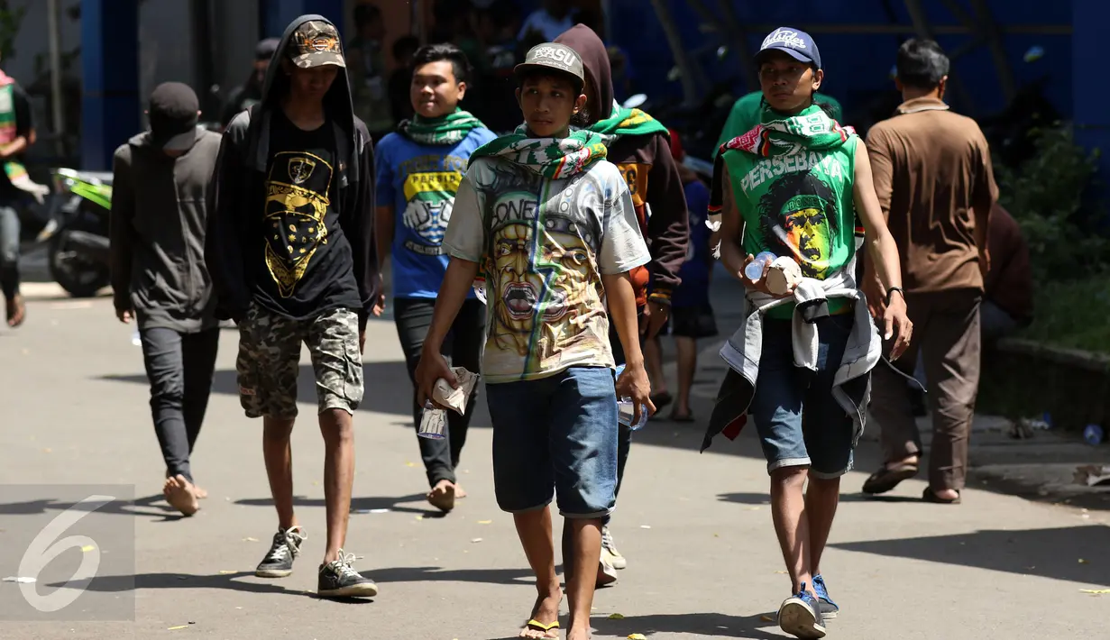 Beberapa suporter klub Persebaya berjalan di sekitar kawasan GOR Padjajaran, Bandung, Sabtu (7/1). Seiring pelaksanaan kongres PSSI 2017, pendukung Persebaya Surabaya berkumpul di kawasan GOR Padjajaran, Bandung. (Liputan6.com/Helmi Fithriansyah)