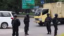 Personel Brimob bersenjata melakukan penjagaan ketat di depan pintu masuk Tol Bitung, Tangerang, Baten, Selasa (6/10/2020). Penjagan ketat dilakukan untuk mengamankan dan mencegah aksi buruh yang akan menggelar aksi menolak UU Cipta Kerja. (Liputan6.com/Angga Yuniar)