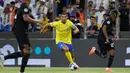 Pemain Al Nassr, Cristiano Ronaldo (tengah), berusaha melewati hadangan dua pemain Al Shabab dalam pertandingan pertama Grup C Arab Club Champions Cup 2023 di Stadion King Fahd, Taif, Sabtu (29/7/2023) dini hari WIB. Ini merupakan penampilan Ronaldo yang keempat kalinya dalam laga pramusim bersama Al Nassr dan dirinya belum mencetak satu gol pun. (AFP)