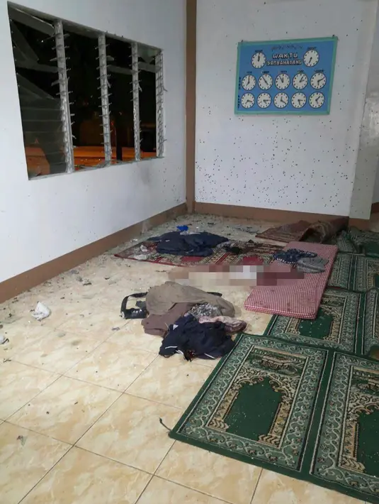 Pakaian dan sajadah dengan noda darah terlihat di sebuah masjid setelah serangan granat di Zamboanga, Filipina, Rabu (30/1). Akibat serangan granat tersebut, dua orang tewas dan empat lainnya luka-luka. (WESMINCOM Armed Forces of the Philippines via AP)
