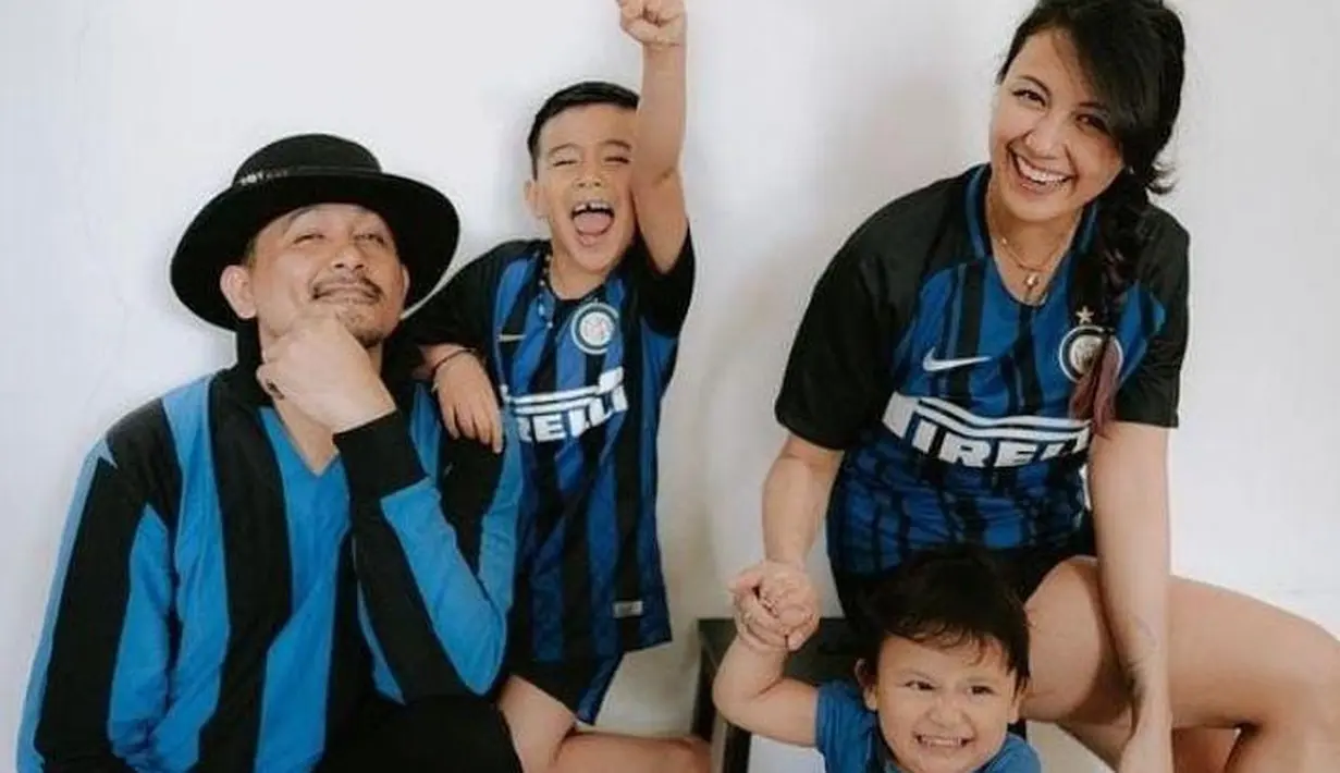 Yang ini juga anti-mainstream, keluarga Sharena dan Ryan Delon fans liga Italia. Mereka kompak pakai jersey Inter Milan yang ikonis ini. [Instagram.com/mrssharena]