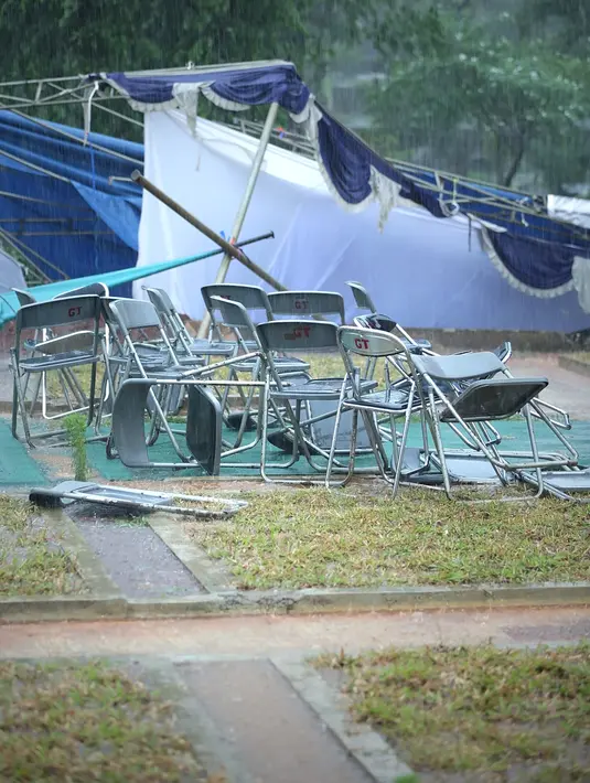 Tenda ambruk dan kursi berserakan tak kuat menahan kencangnya angin. Proses pemakaman mantan Ketua Departemen Perekonomian DPP Partai Demokrat itu tetap dilanjutkan dan berlangsung khidmat. (Bambang E. Ros/Bintang.com)