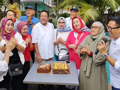 Dalam akun Instagram pribadinya, Rano Karno mengunggah momen saat berkumpul dengan beberapa artis senior. Bahkan, dirinya juga terlihat merayakan ulang tahun yang ke-62. (Liputan6.com/IG/@si.rano)