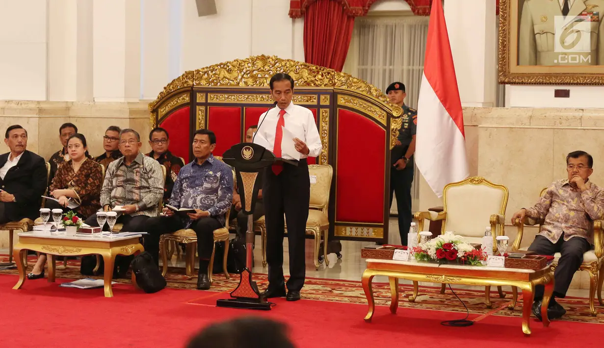 Suasana saat Presiden Jokowi memberikan paparannya dalam Sidang Kabinet Paripurna di Istana Negara, Jakarta, Senin (12/2). Ketiga, Jokowi meminta program prioritas yang belum selesai di 2017 agar segera dituntaskan. (Liputan6.com/Angga Yuniar)
