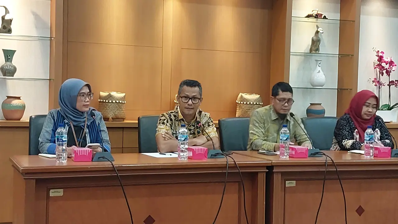 Kementerian Perindustrian membantah penumpukan puluhan ribu kontainer barang di pelabuhan menganggu rantai pasok bahan baku industri dalam negeri