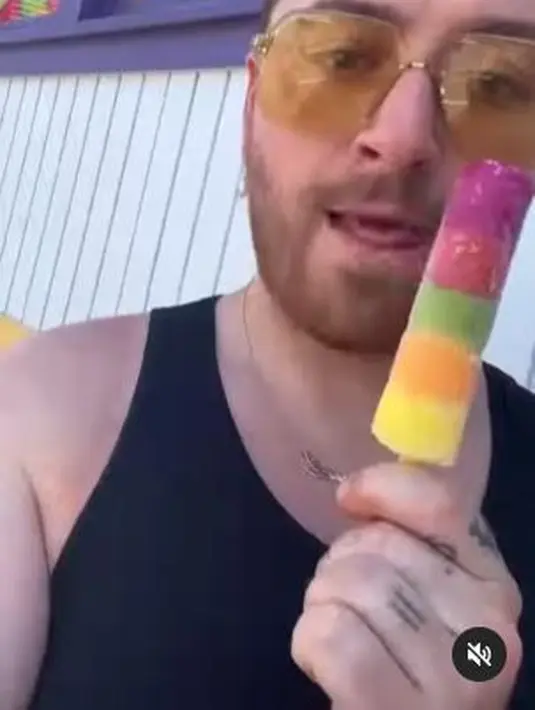 Berada di taman hiburan tak afdol bila tak jajan. Itu juga sepertinya berlaku dengan Sam Smith, lihat ia menikmati es krim yang dibelinya. (Instagram/@samsmith)