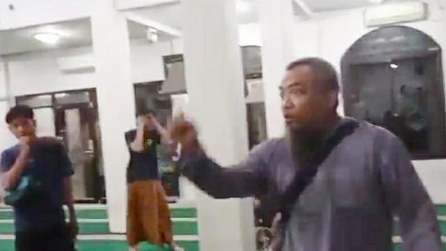 Capture pria marah marah di masjid karena musik rebana. (Istimewa)