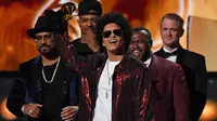 Bruno Mars raih kemenangan di Grammy Awards 2018. (AFP / Timothy A. CLAR)