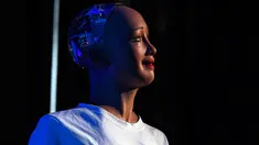 Sophia, robot berkewarganegaraan Arab Saudi, menyampaikan pidato pada pameran inovasi di Kathmandu, Nepal, Rabu (21/3). Sophia, robot humanoid yang mampu berdikskusi, berdebat serta menjawab pertanyaan dengan lugas dan tegas. (AP/Niranjan Shrestha)