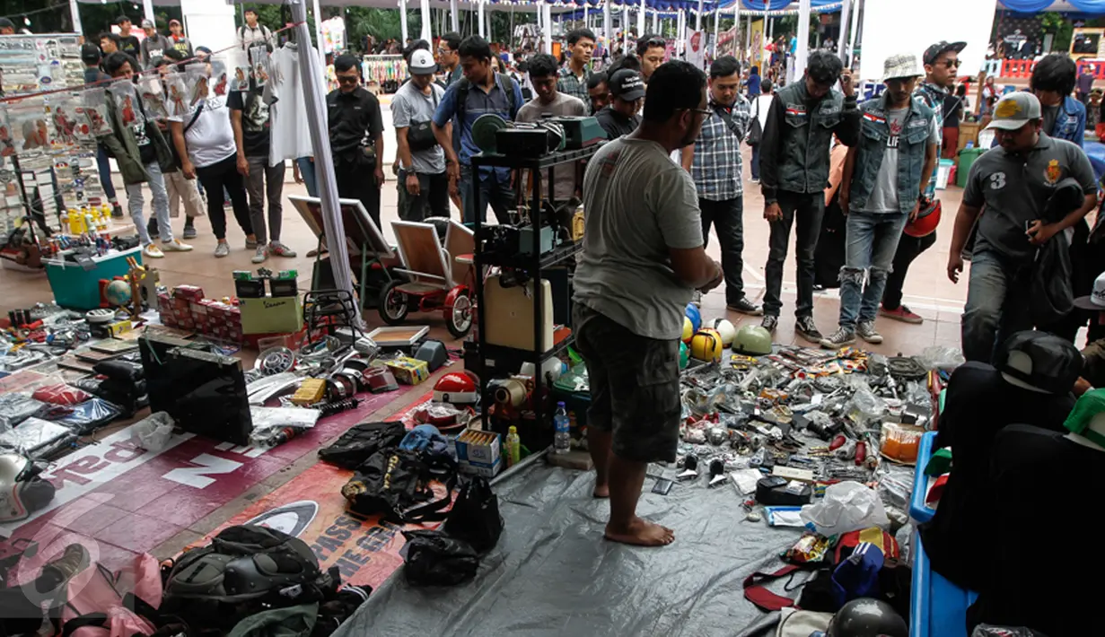 Pengunjung melihat-lihat barang antik di pagelaran 'Jakarta Vintage Weekend Market', Tugu Proklamasi, Jakarta, Minggu (20/12/2015). Kegiatan ini dalam rangka mengumpulkan sumbangan untuk para veteran yang hidup miskin. (Liputan6.com/Faizal Fanani)